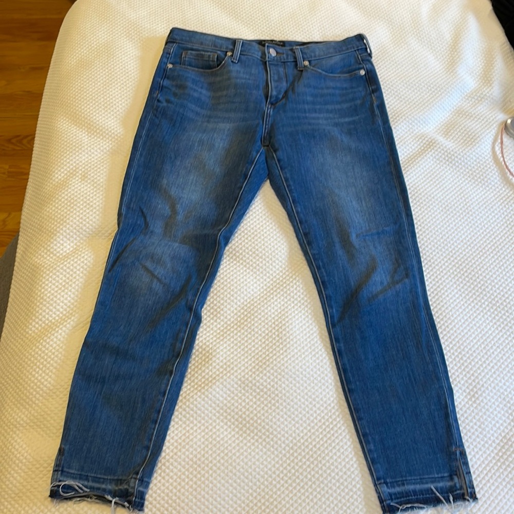 Banana Republic skinny ankle jeans with distressed hem. Size 29. 27” inseam.